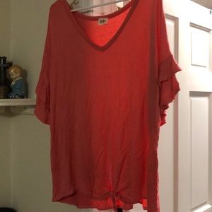 🔴 PRICE IS FIRM 🔴 Super cute 🥰 top, ties at the bottom, gently used